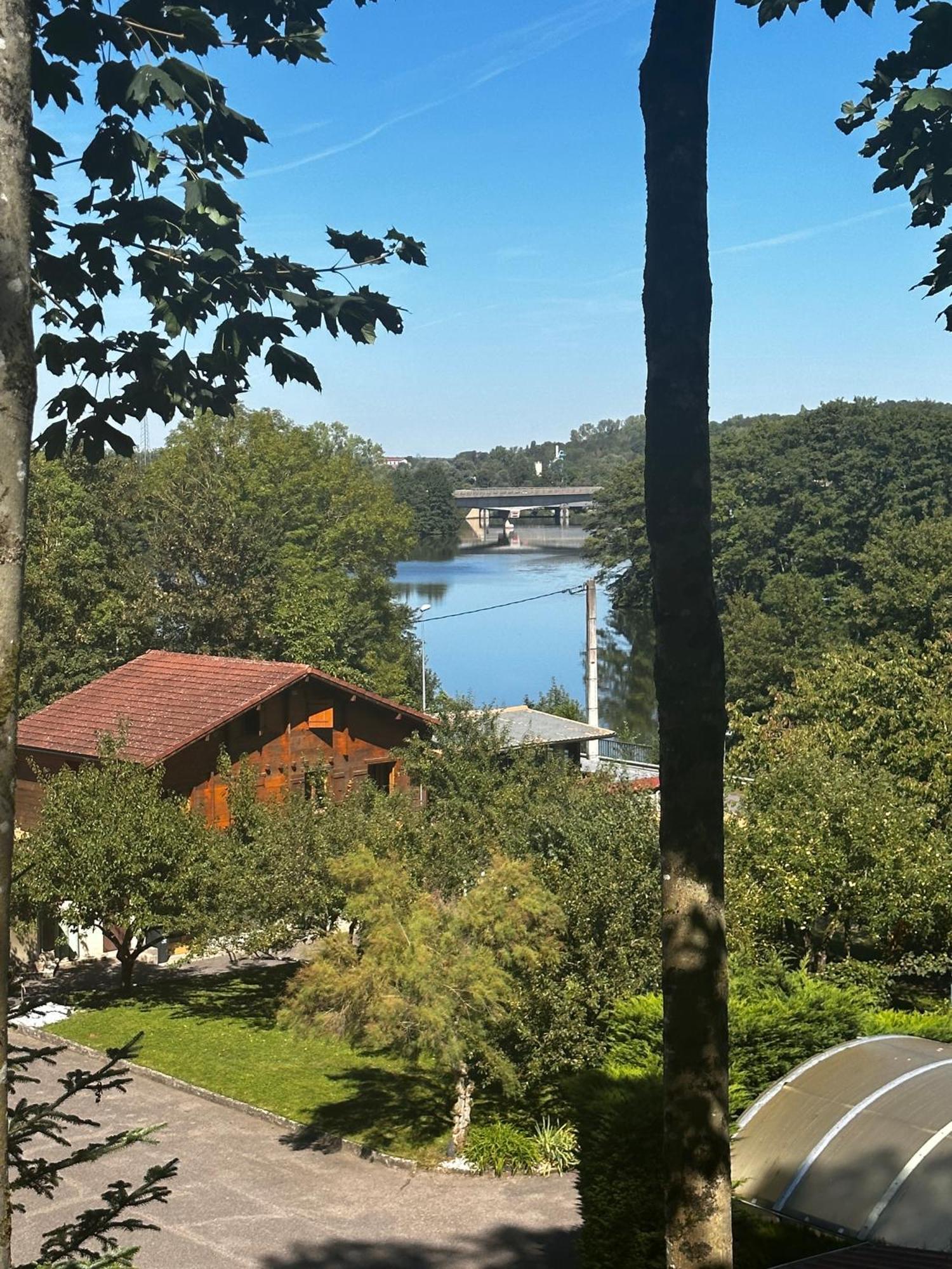 T2 Au Rez De Chaussee Dans Propriete Privee, Au Bord De L'eau A 15 Minutes De Nancy Appartement *
